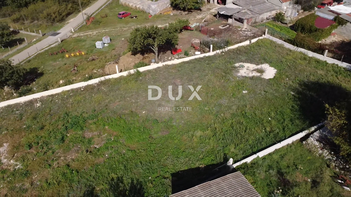 ZADAR, POLIČNIK - Terreno circondato da un muro!