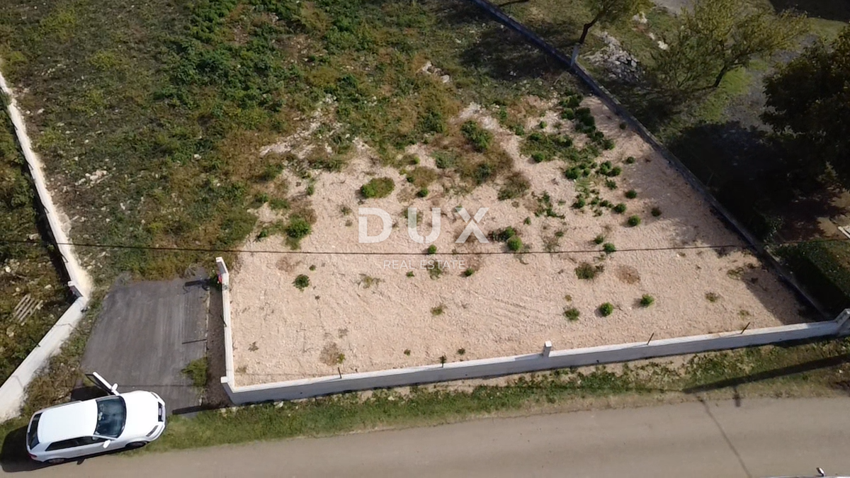 ZADAR, POLIČNIK - Terreno circondato da un muro!