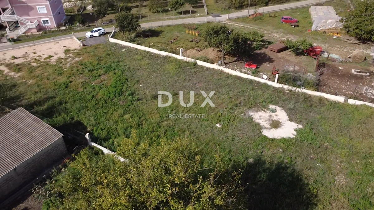 ZADAR, POLIČNIK - Terreno circondato da un muro!