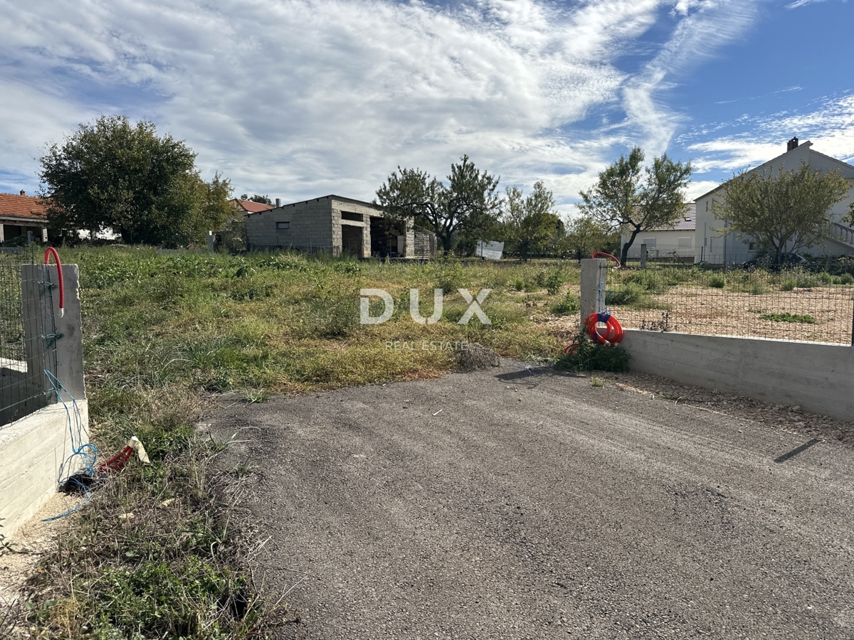 ZADAR, POLIČNIK - Terreno circondato da un muro!