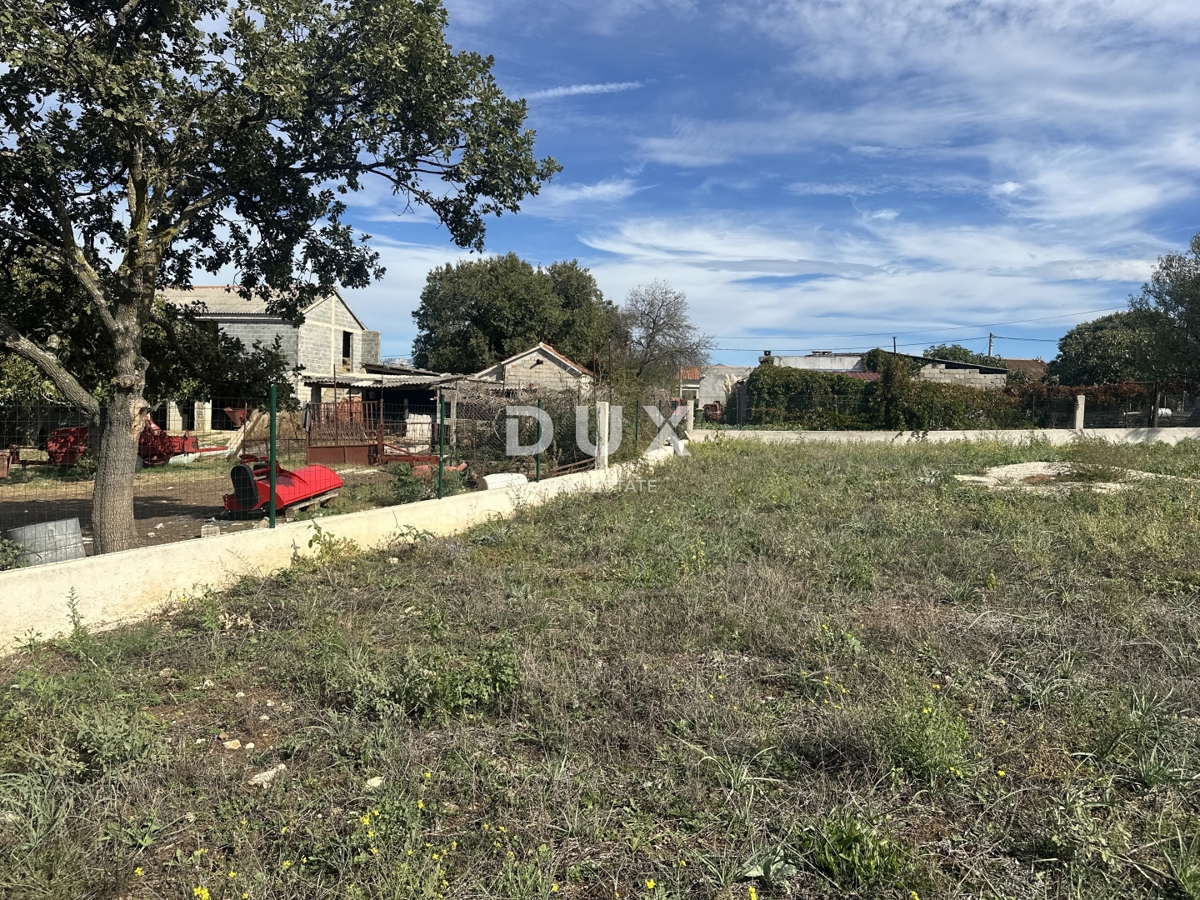ZADAR, POLIČNIK - Terreno circondato da un muro!