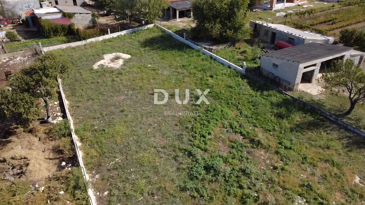 ZADAR, POLIČNIK - Terreno circondato da un muro!