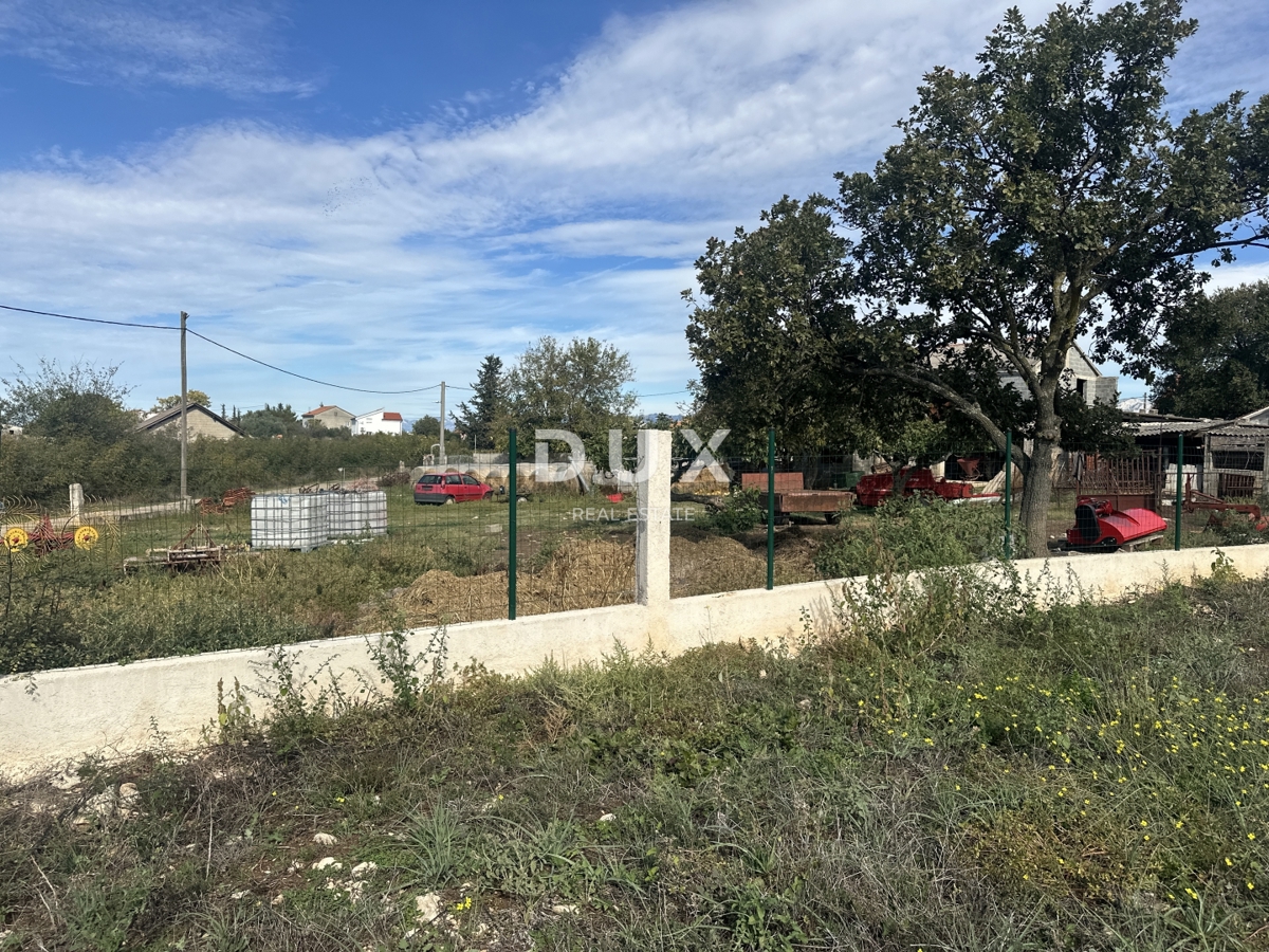 ZADAR, POLIČNIK - Terreno circondato da un muro!