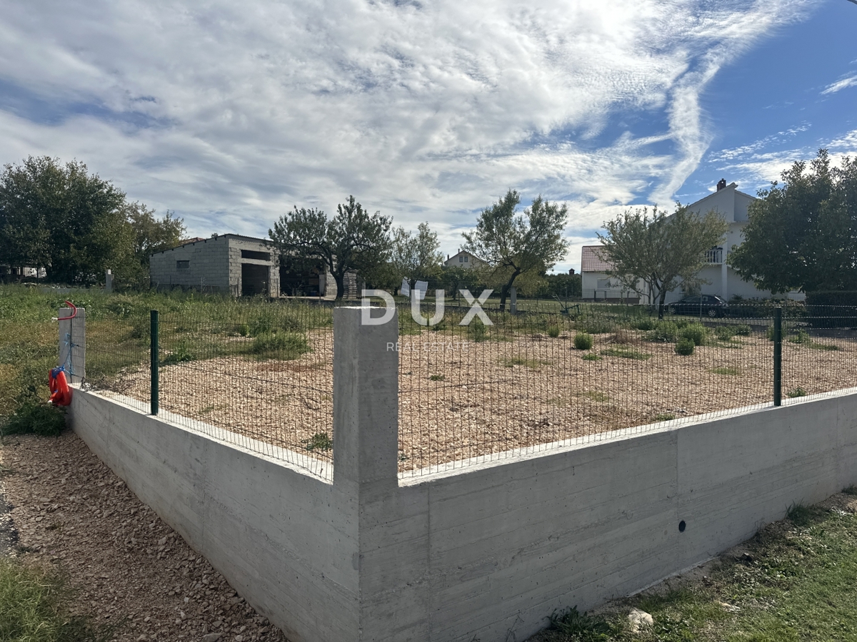 ZADAR, POLIČNIK - Terreno circondato da un muro!