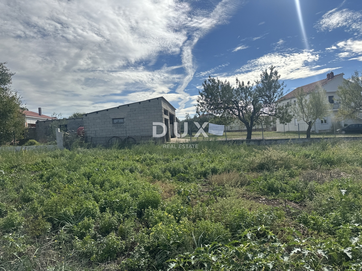 ZADAR, POLIČNIK - Terreno circondato da un muro!