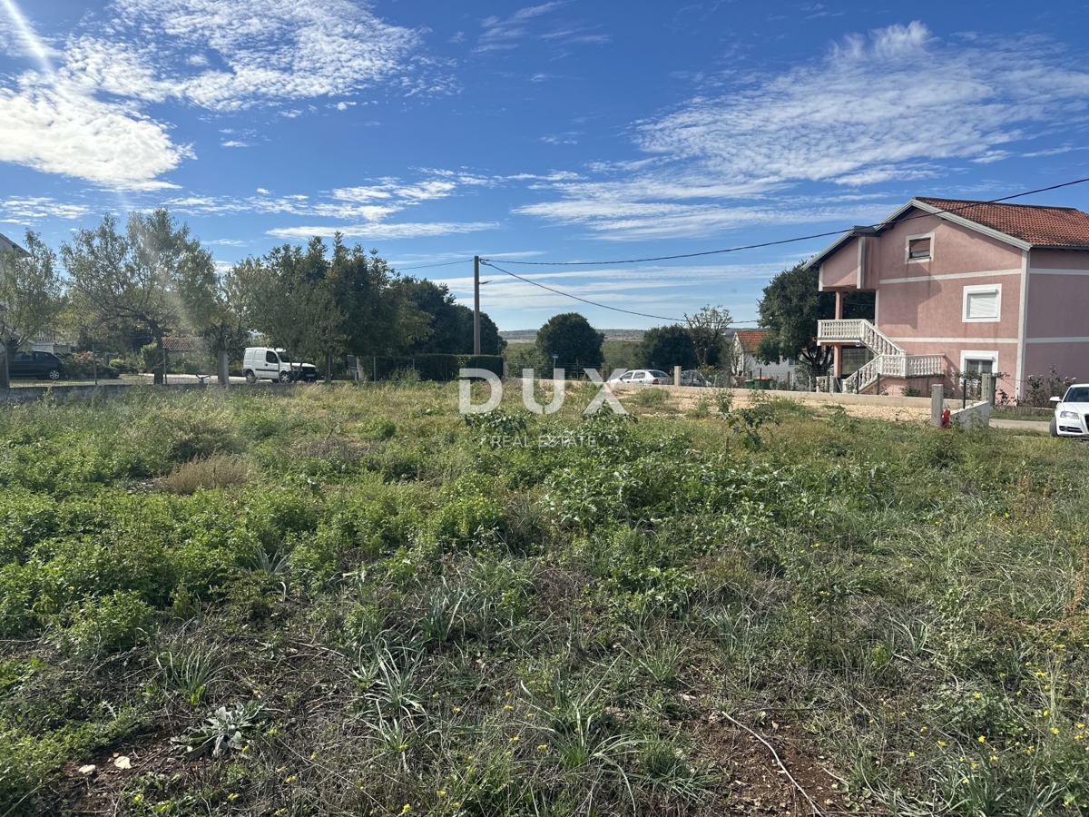 ZADAR, POLIČNIK - Terreno circondato da un muro!