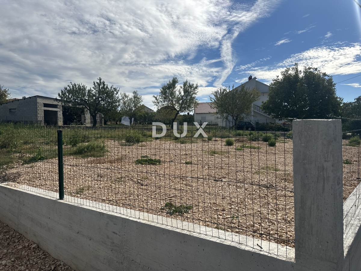 ZADAR, POLIČNIK - Terreno circondato da un muro!