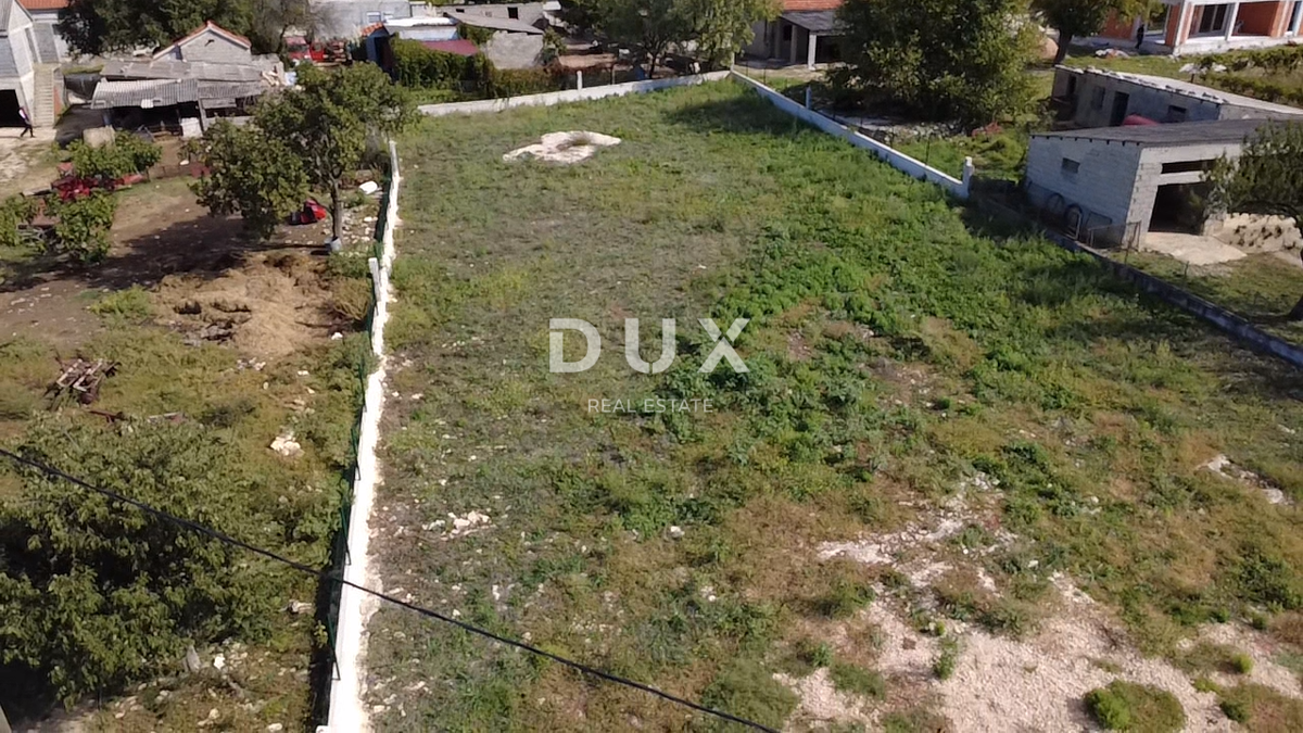 ZADAR, POLIČNIK - Terreno circondato da un muro!