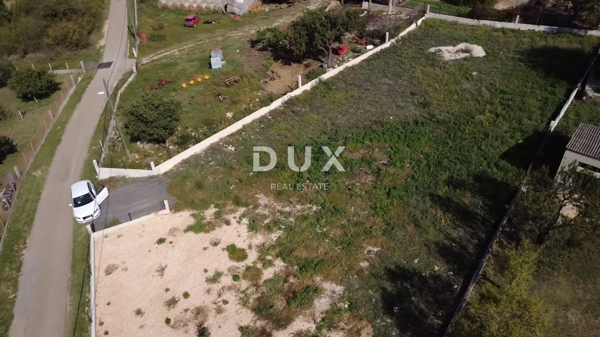 ZADAR, POLIČNIK - Terreno circondato da un muro!