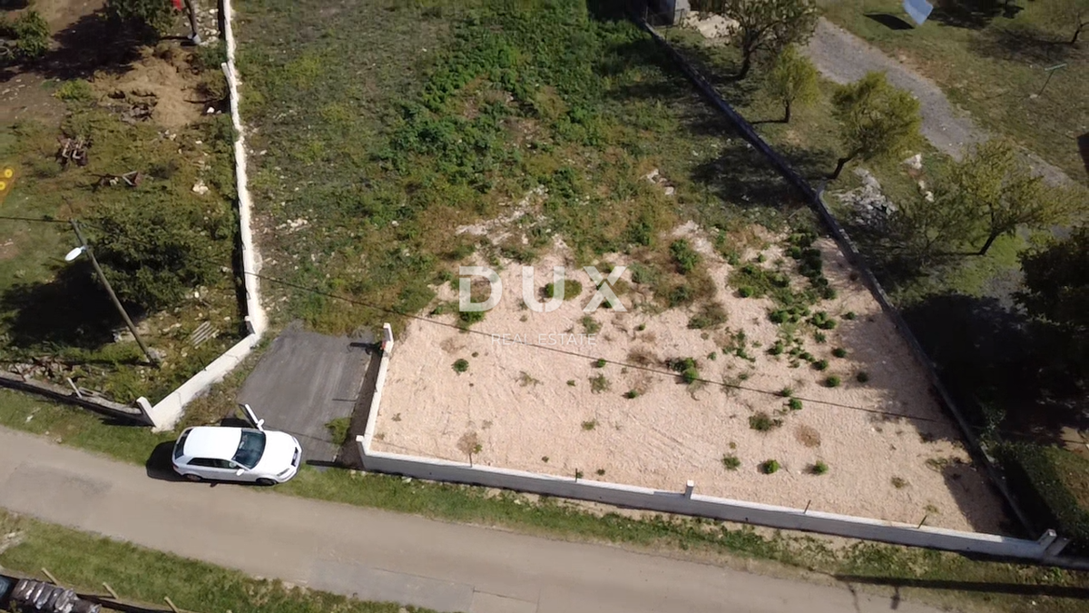 ZADAR, POLIČNIK - Terreno circondato da un muro!