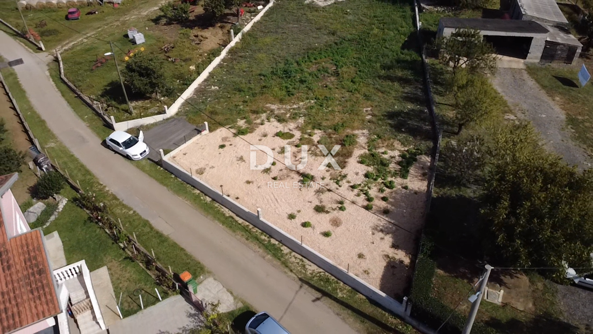 ZADAR, POLIČNIK - Terreno circondato da un muro!