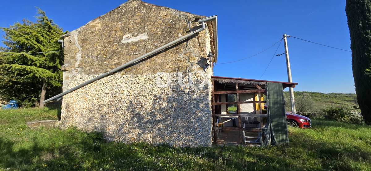 ISTRIA, MOMJAN – CASA STORICA IN PIETRA CON PROGETTO DI RISTRUTTURAZIONE