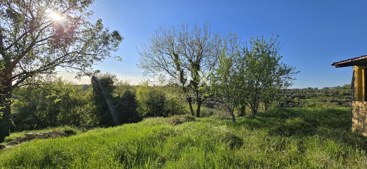 ISTRIA, MOMJAN – CASA STORICA IN PIETRA CON PROGETTO DI RISTRUTTURAZIONE