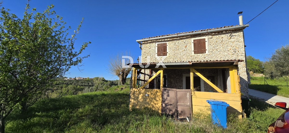 ISTRIA, MOMJAN – CASA STORICA IN PIETRA CON PROGETTO DI RISTRUTTURAZIONE