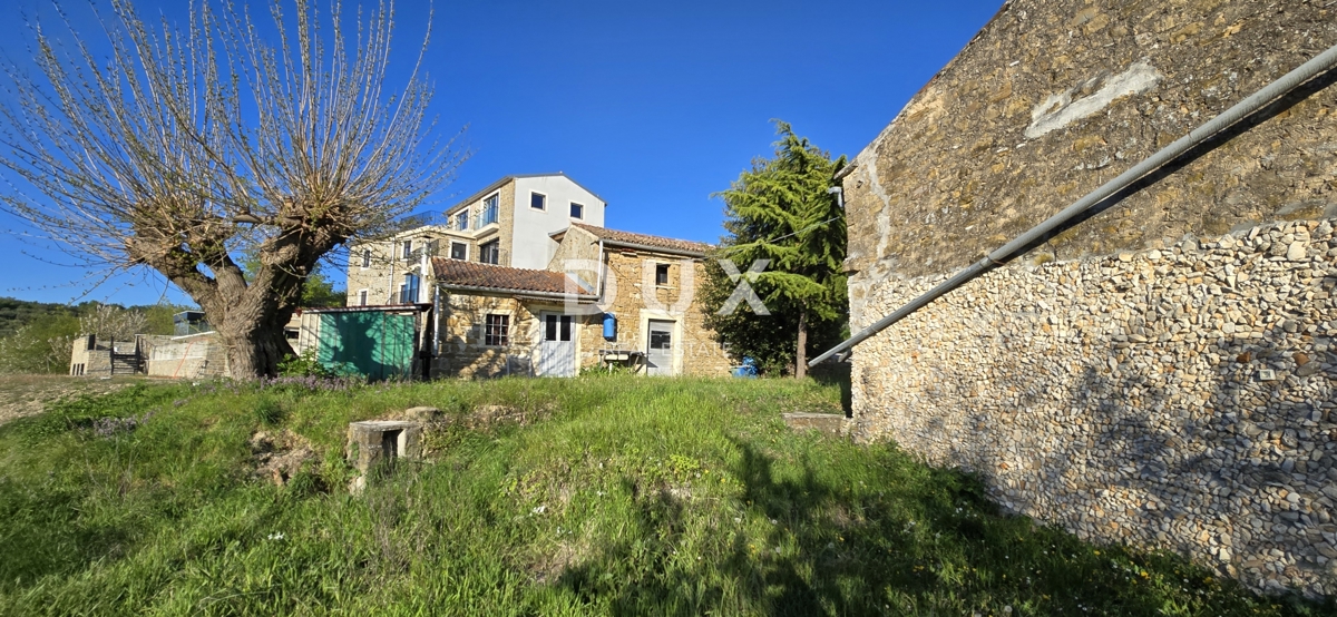 ISTRIA, MOMJAN – CASA STORICA IN PIETRA CON PROGETTO DI RISTRUTTURAZIONE