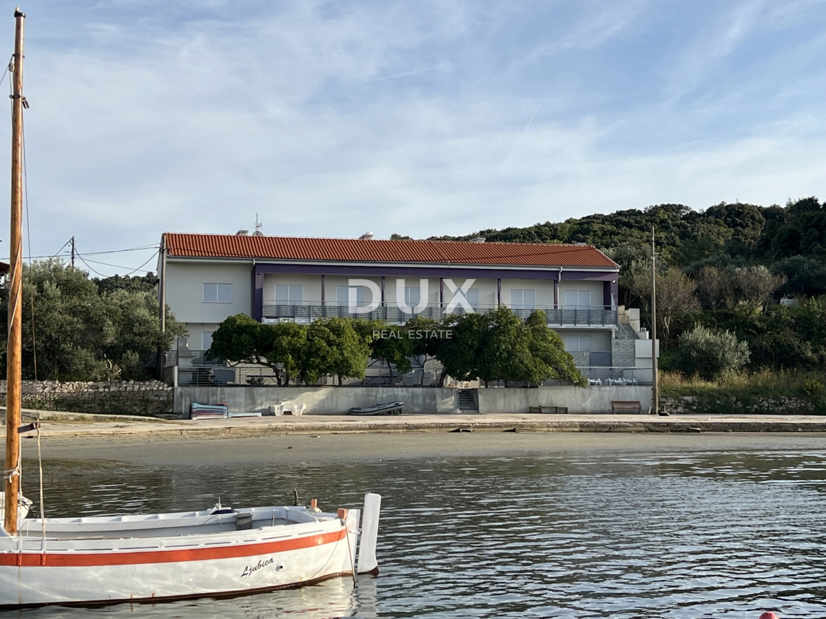 ISOLA DI RAB – proprietà unica in prima fila sul mare