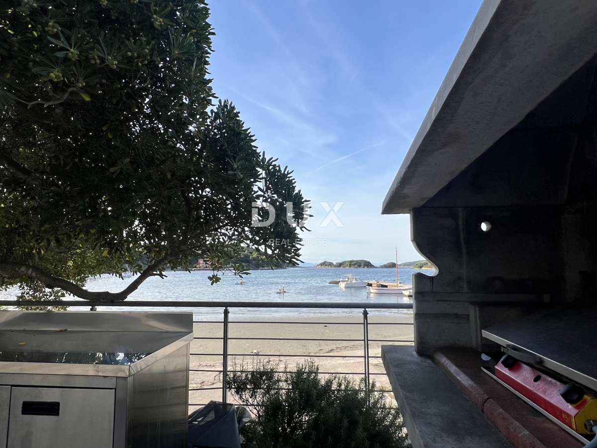 ISOLA DI RAB – proprietà unica in prima fila sul mare