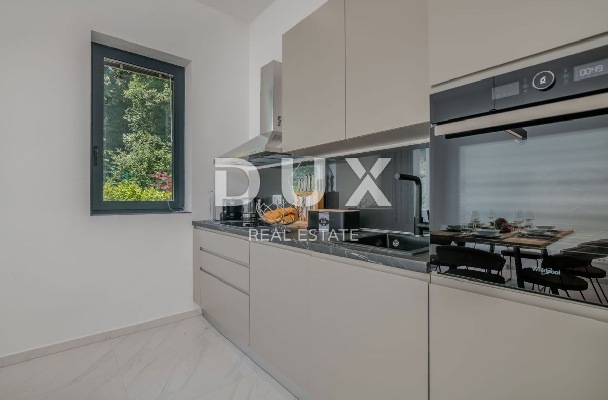 ABBAZIA – Moderna villa di lusso con due unità abitative e vista panoramica sul mare