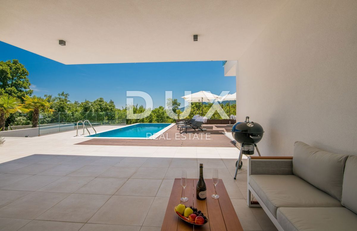 ABBAZIA – Moderna villa di lusso con due unità abitative e vista panoramica sul mare