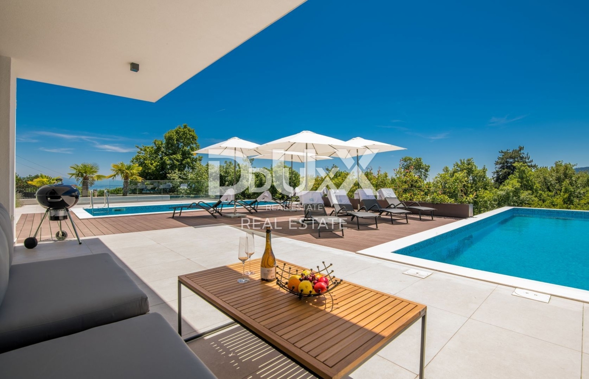 ABBAZIA – Moderna villa di lusso con due unità abitative e vista panoramica sul mare