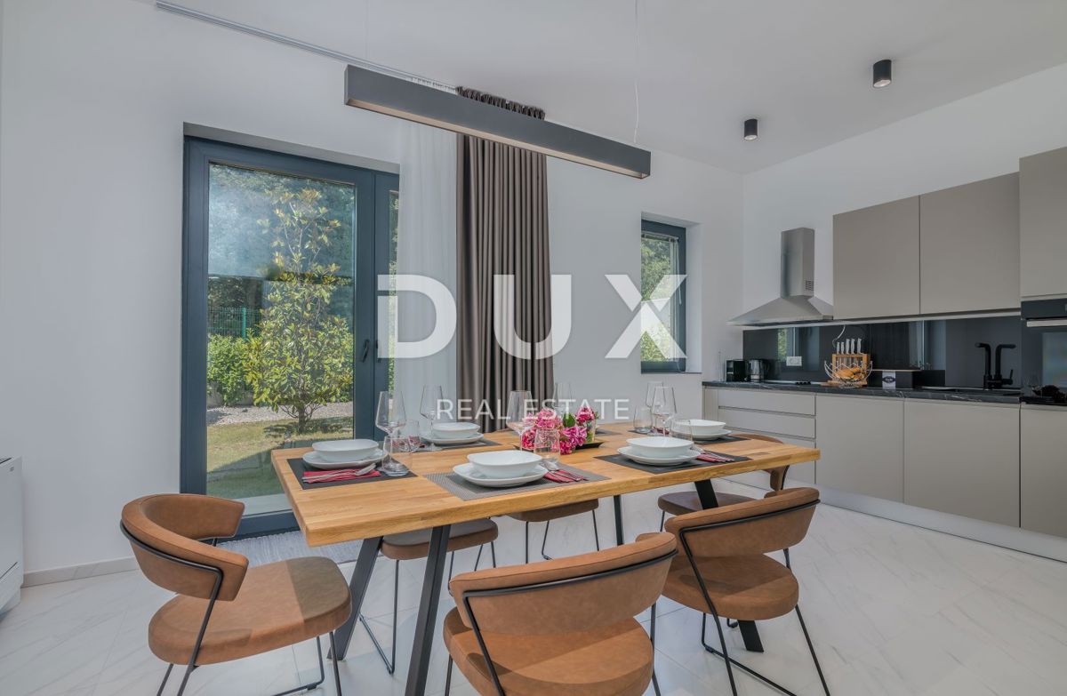 ABBAZIA – Moderna villa di lusso con due unità abitative e vista panoramica sul mare