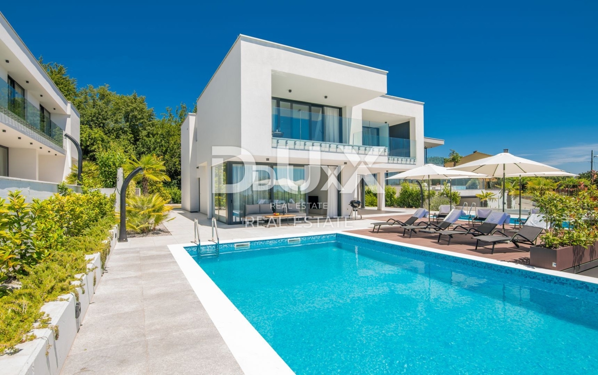 ABBAZIA – Moderna villa di lusso con due unità abitative e vista panoramica sul mare