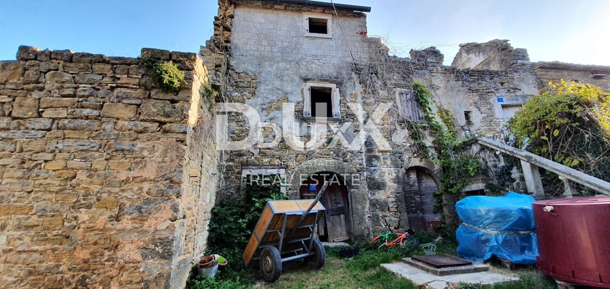 ISTRIA, MOMJAN – Autentico edificio in pietra con una splendida vista