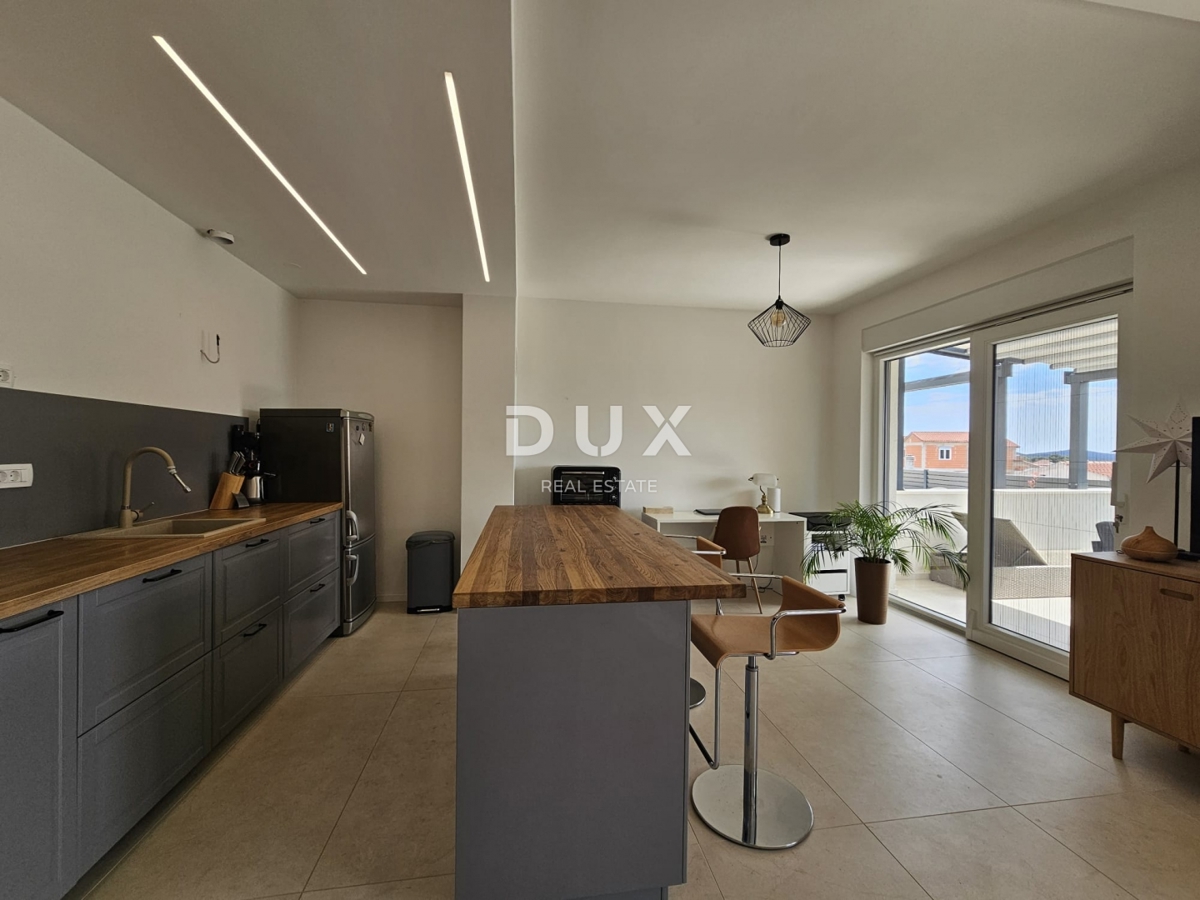 SEBENICO, BRODARICA - NUOVA COSTRUZIONE, Appartamento con tre camere da letto lussuosamente arredato al piano terra con cortile