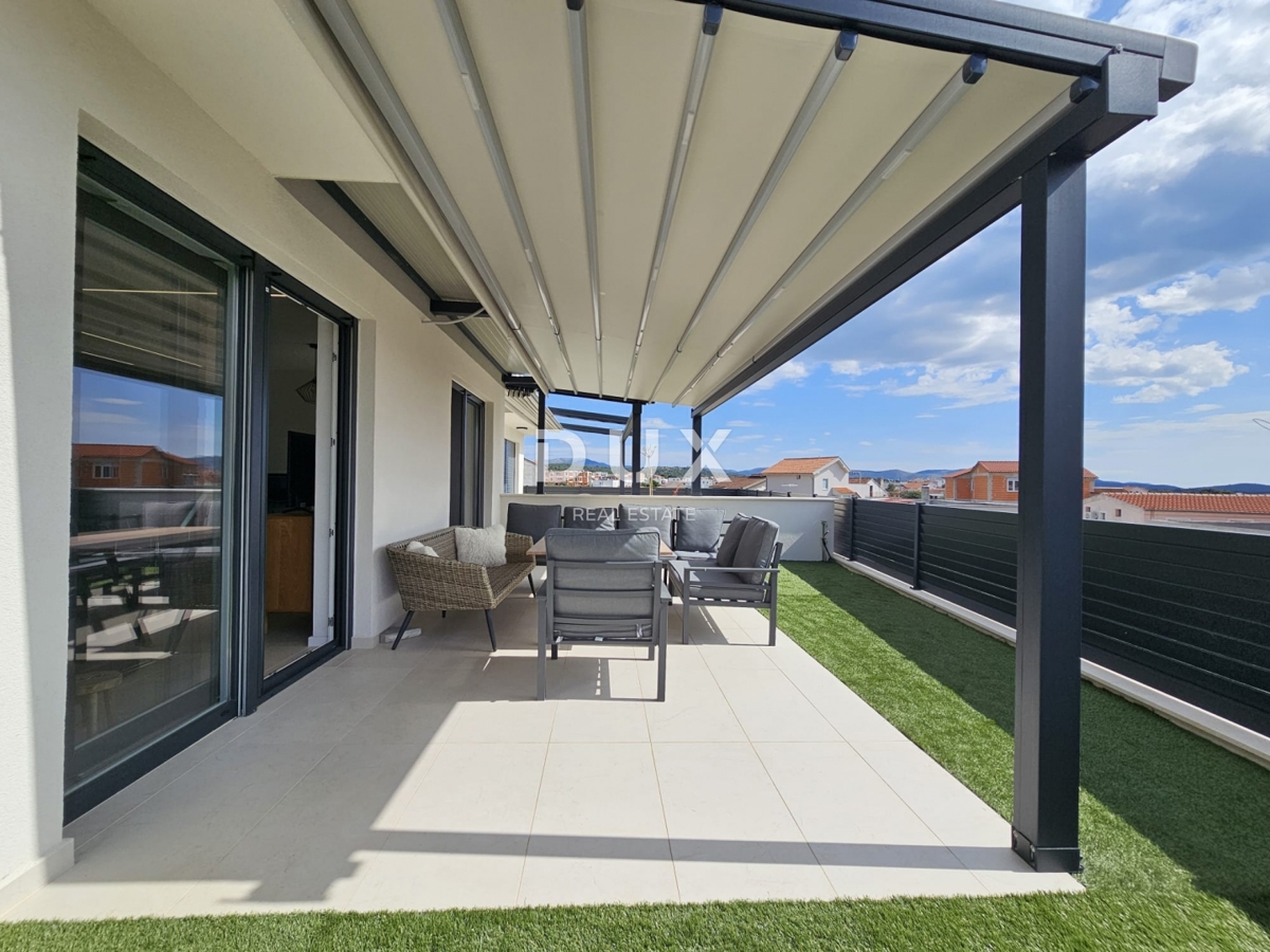 SEBENICO, BRODARICA - NUOVA COSTRUZIONE, Appartamento con tre camere da letto lussuosamente arredato al piano terra con cortile