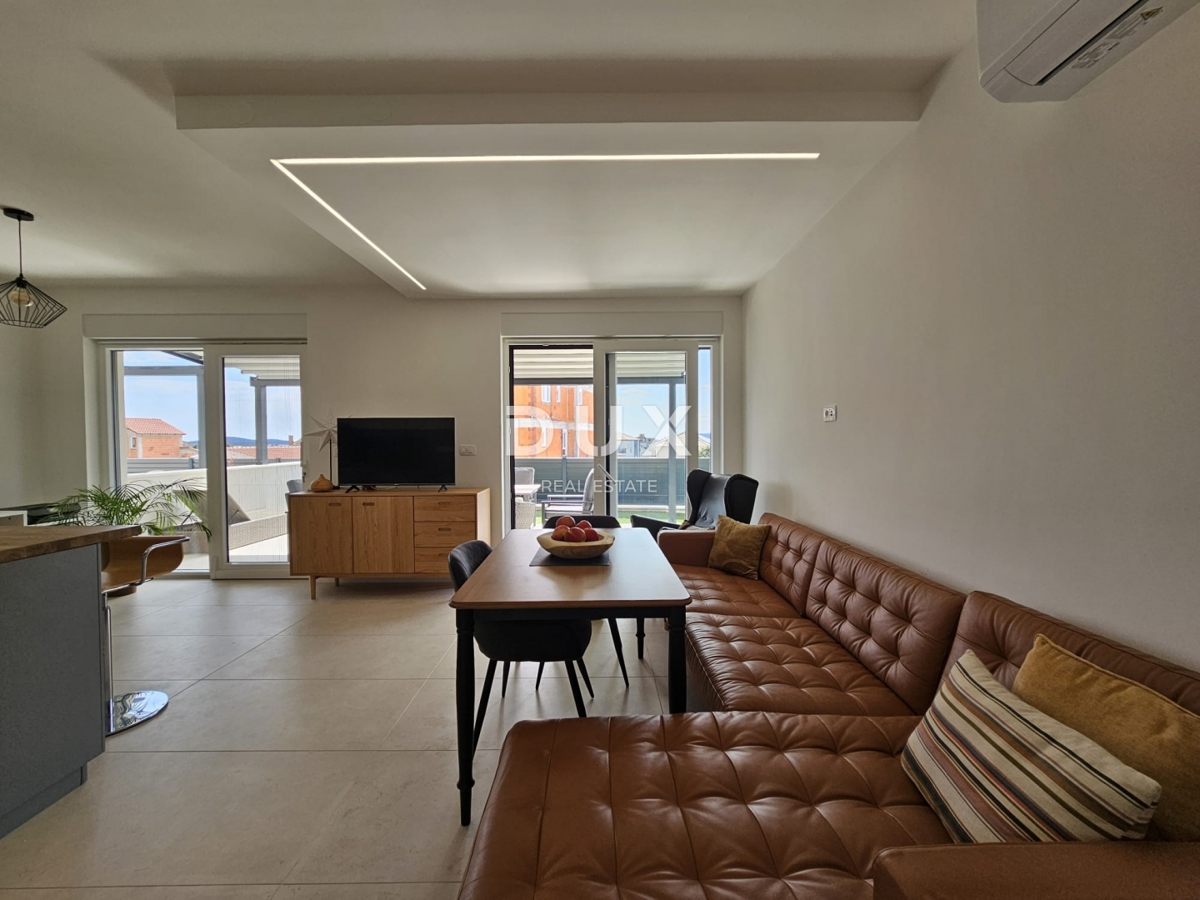 SEBENICO, BRODARICA - NUOVA COSTRUZIONE, Appartamento con tre camere da letto lussuosamente arredato al piano terra con cortile