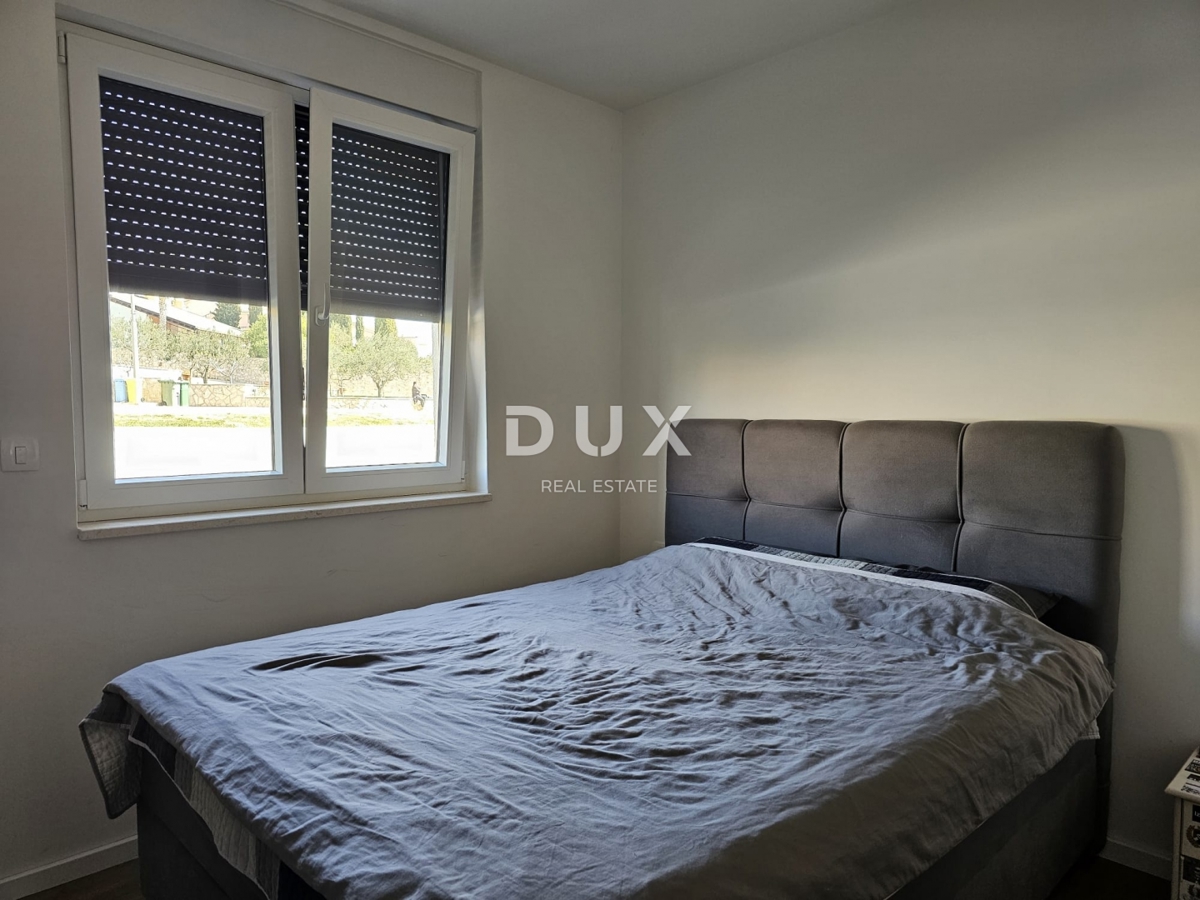 SEBENICO, BRODARICA - NUOVA COSTRUZIONE, Appartamento con tre camere da letto lussuosamente arredato al piano terra con cortile