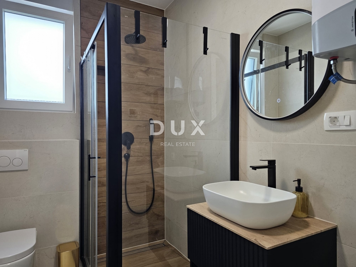 SEBENICO, BRODARICA - NUOVA COSTRUZIONE, Appartamento con tre camere da letto lussuosamente arredato al piano terra con cortile