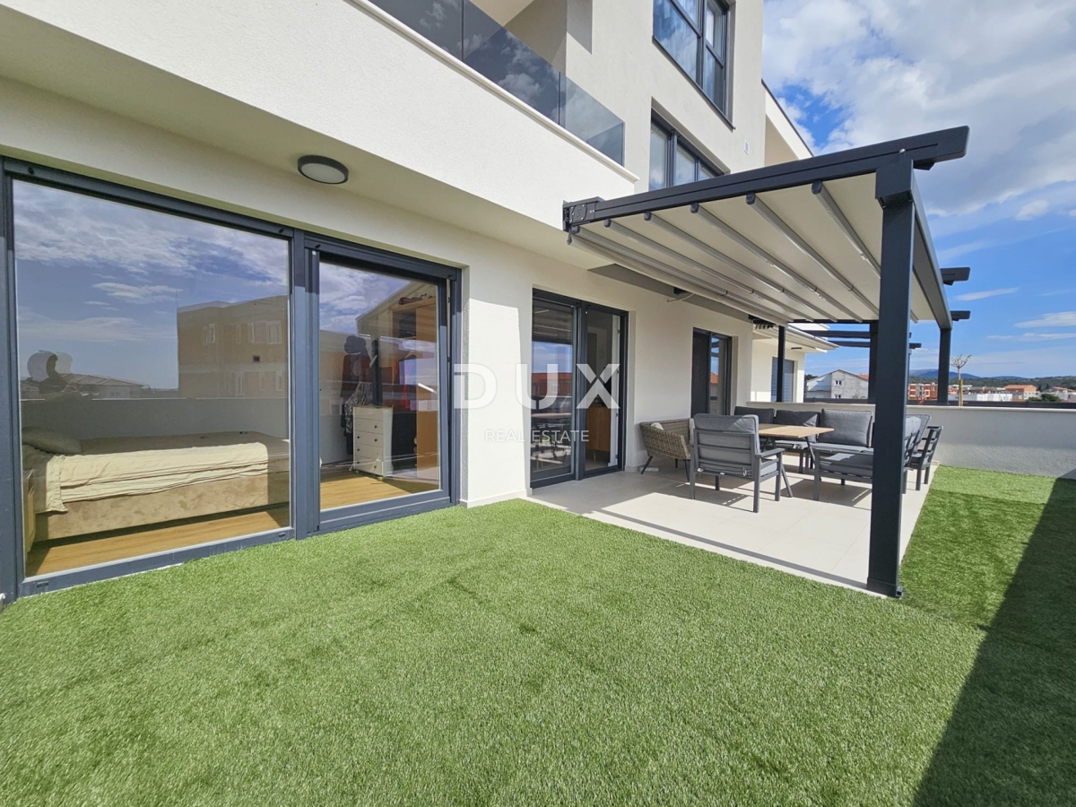 SEBENICO, BRODARICA - NUOVA COSTRUZIONE, Appartamento con tre camere da letto lussuosamente arredato al piano terra con cortile