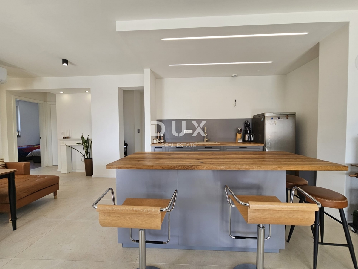 SEBENICO, BRODARICA - NUOVA COSTRUZIONE, Appartamento con tre camere da letto lussuosamente arredato al piano terra con cortile