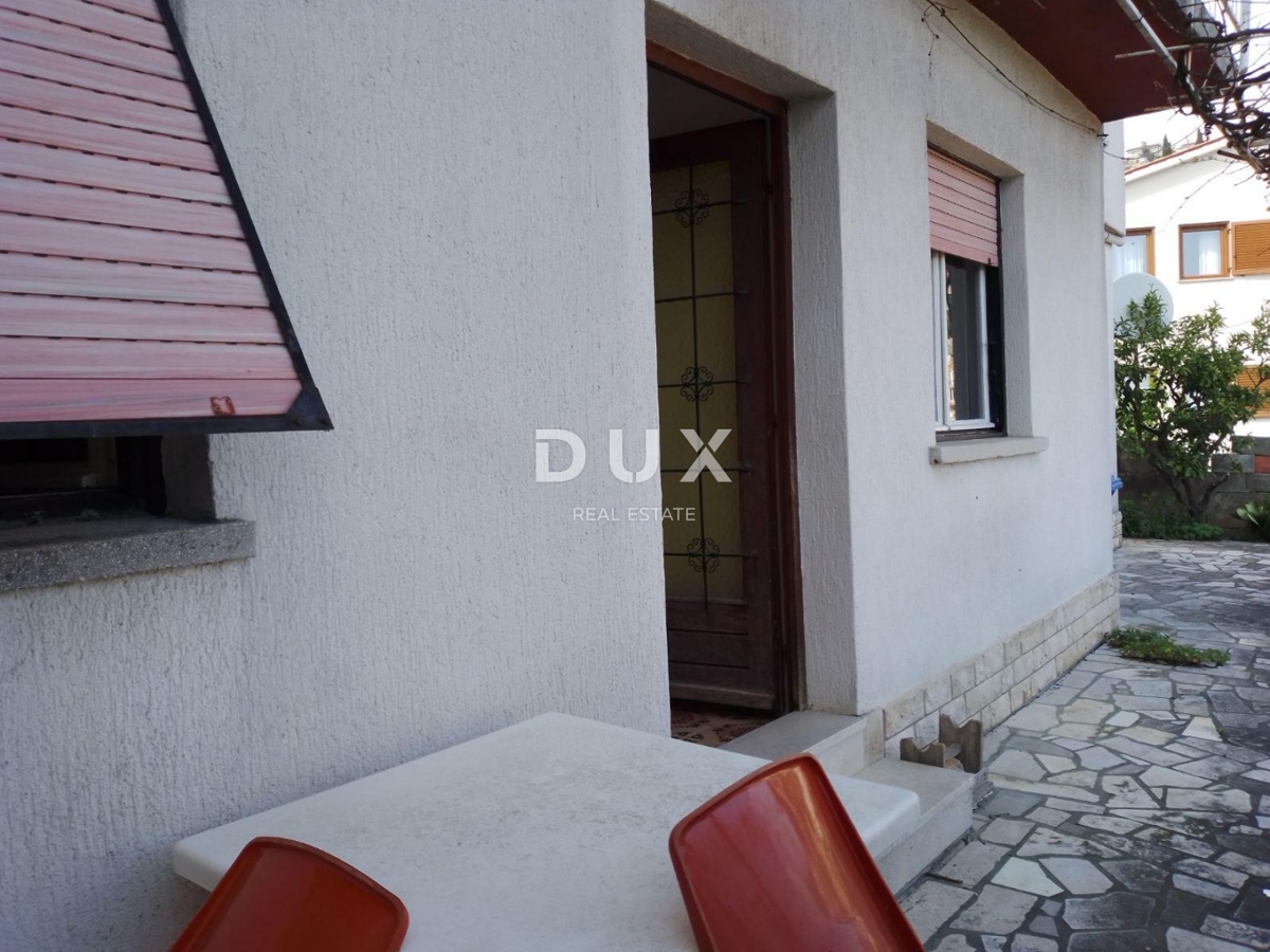 ISTRIA, RABAC - Appartamento da ristrutturare con vista mare, giardino e garage!