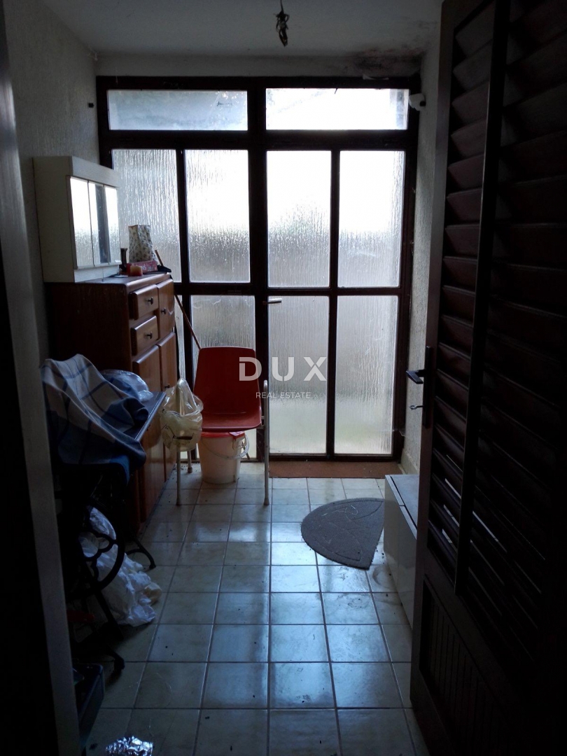 ISTRIA, RABAC - Appartamento da ristrutturare con vista mare, giardino e garage!