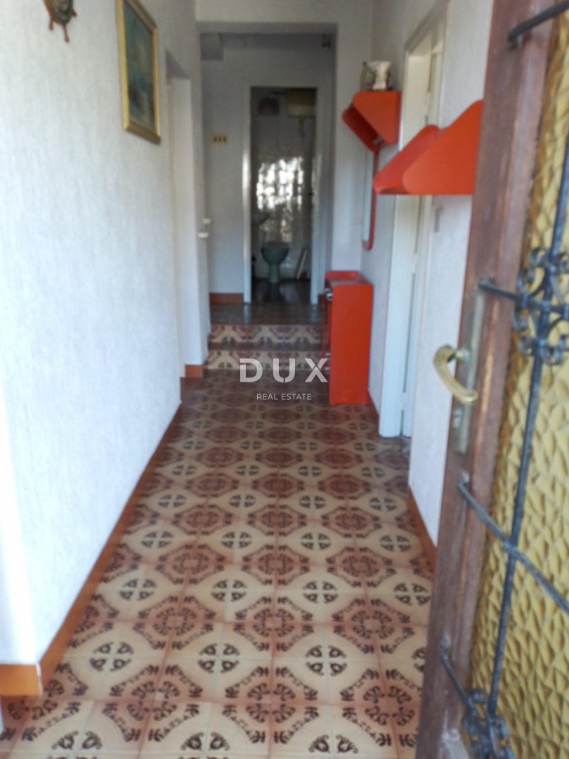 ISTRIA, RABAC - Appartamento da ristrutturare con vista mare, giardino e garage!