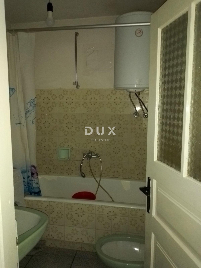 ISTRIA, RABAC - Appartamento da ristrutturare con vista mare, giardino e garage!