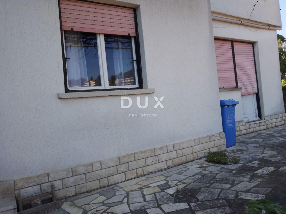 ISTRIA, RABAC - Appartamento da ristrutturare con vista mare, giardino e garage!