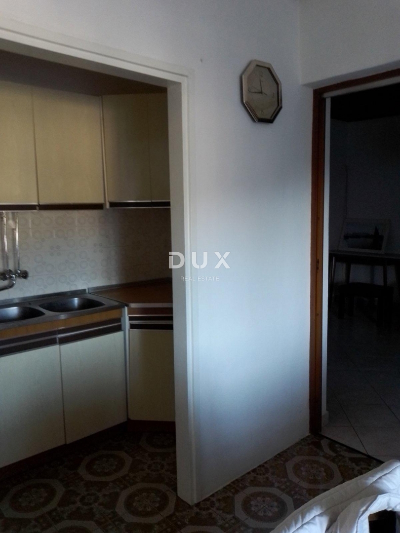 ISTRIA, RABAC - Appartamento da ristrutturare con vista mare, giardino e garage!