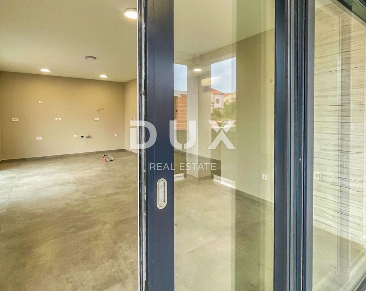 ZARA, PRIVLAKA - Appartamento con giardino in un nuovo edificio. VICINO AL MARE!