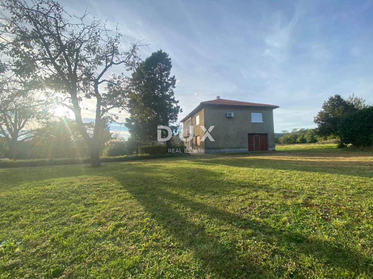 RIJEKA, DRAŽICE, CENTRO - casa indipendente con due appartamenti separati in ottima posizione + 2.200 m2 di TERRENO EDIFICABILE! OCCASIONE!