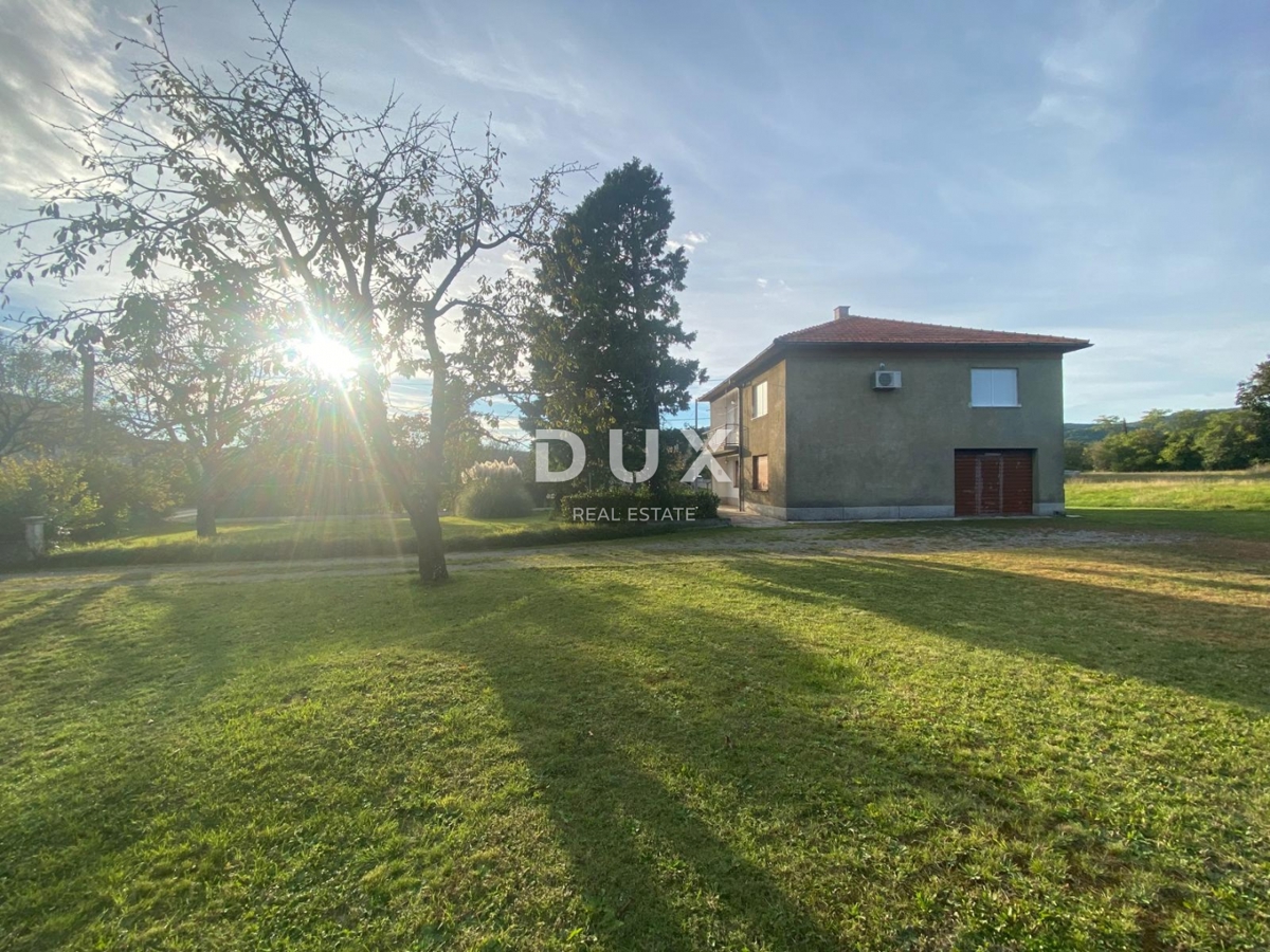 RIJEKA, DRAŽICE, CENTRO - casa indipendente con due appartamenti separati in ottima posizione + 2.200 m2 di TERRENO EDIFICABILE! OCCASIONE!