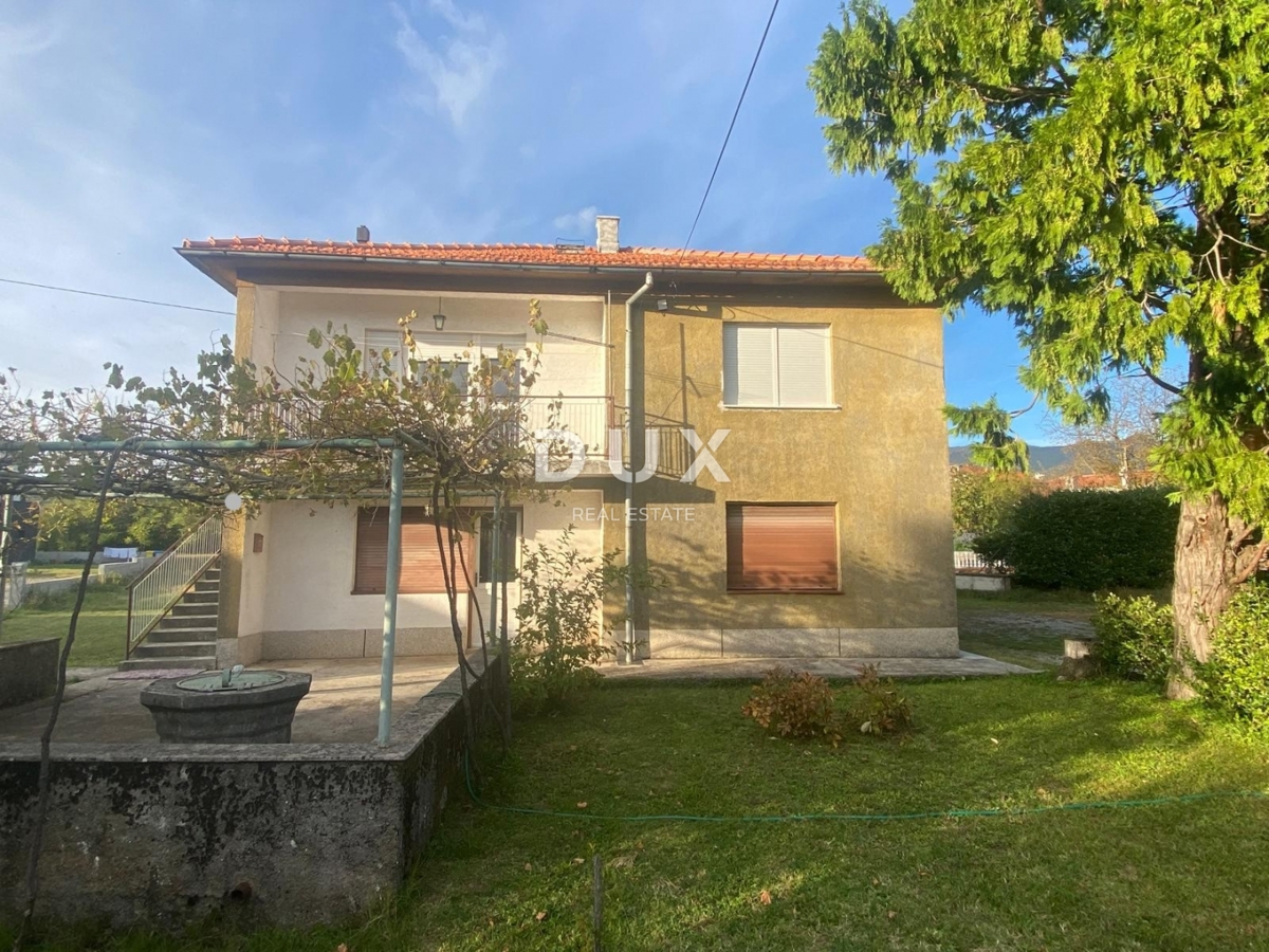 RIJEKA, DRAŽICE, CENTRO - casa indipendente con due appartamenti separati in ottima posizione + 2.200 m2 di TERRENO EDIFICABILE! OCCASIONE!