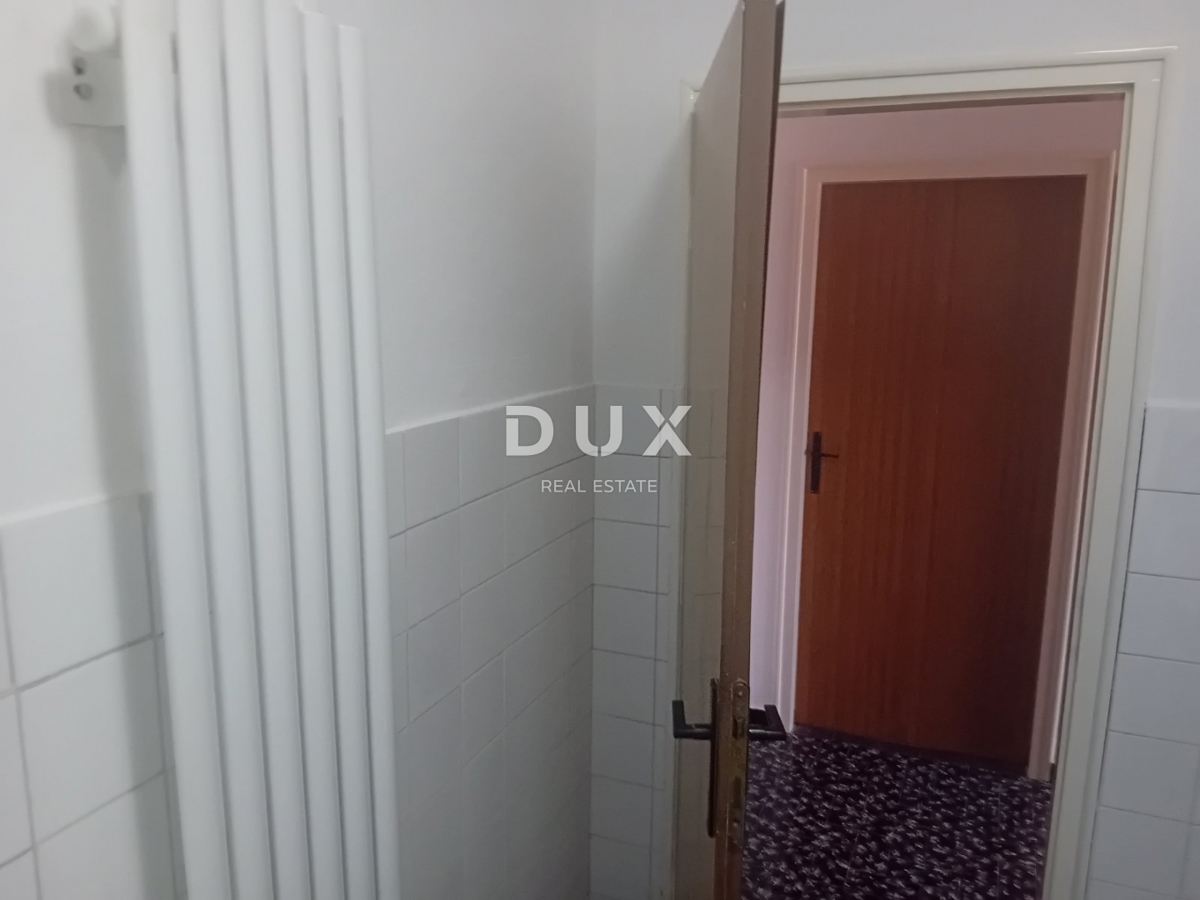 RIJEKA, DRAŽICE, CENTRO - casa indipendente con due appartamenti separati in ottima posizione + 2.200 m2 di TERRENO EDIFICABILE! OCCASIONE!