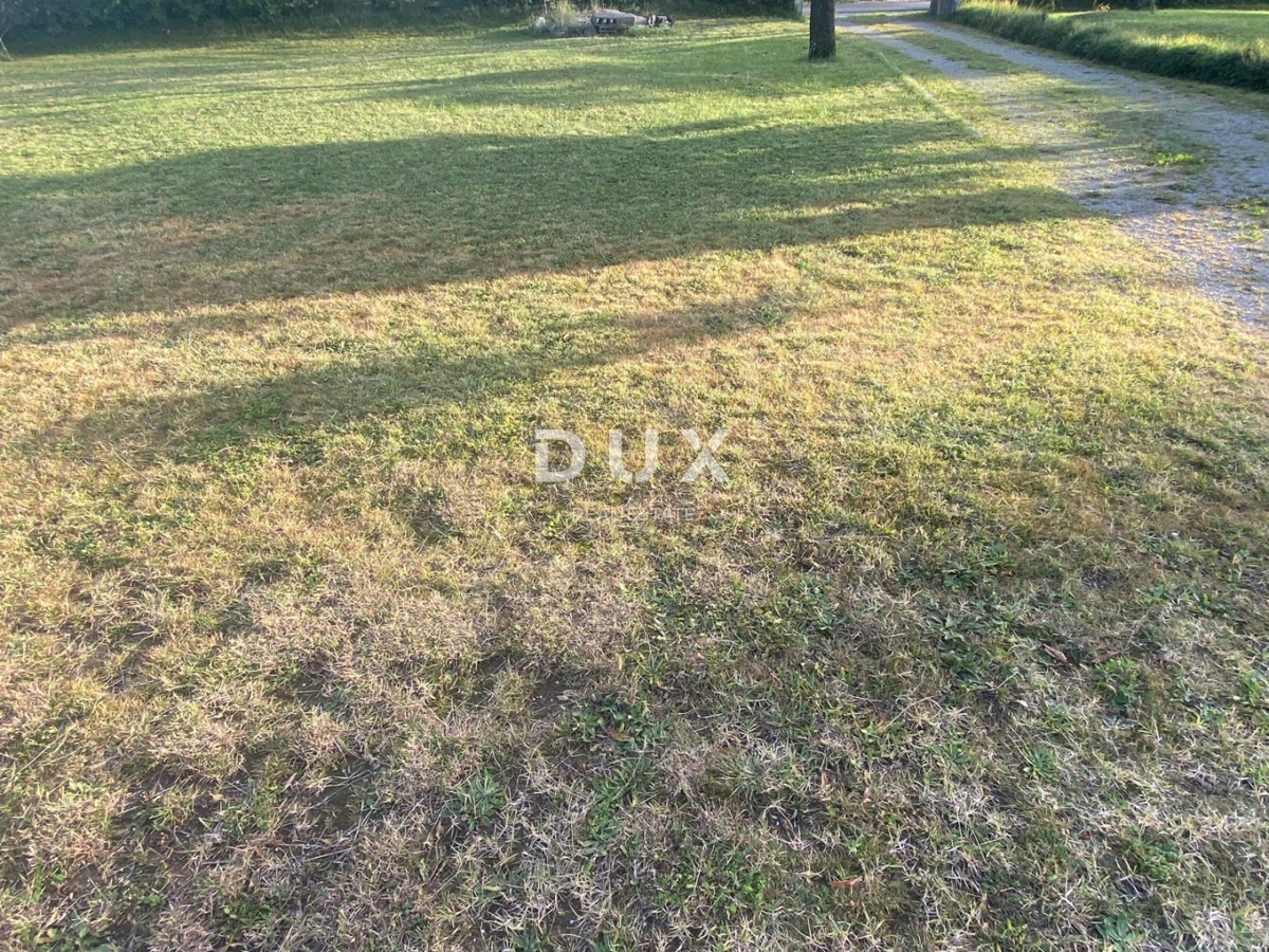 RIJEKA, DRAŽICE, CENTRO - casa indipendente con due appartamenti separati in ottima posizione + 2.200 m2 di TERRENO EDIFICABILE! OCCASIONE!