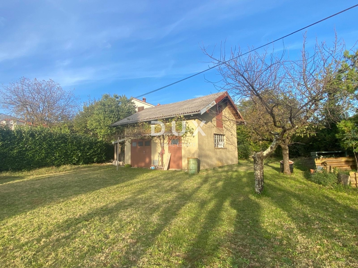 RIJEKA, DRAŽICE, CENTRO - casa indipendente con due appartamenti separati in ottima posizione + 2.200 m2 di TERRENO EDIFICABILE! OCCASIONE!