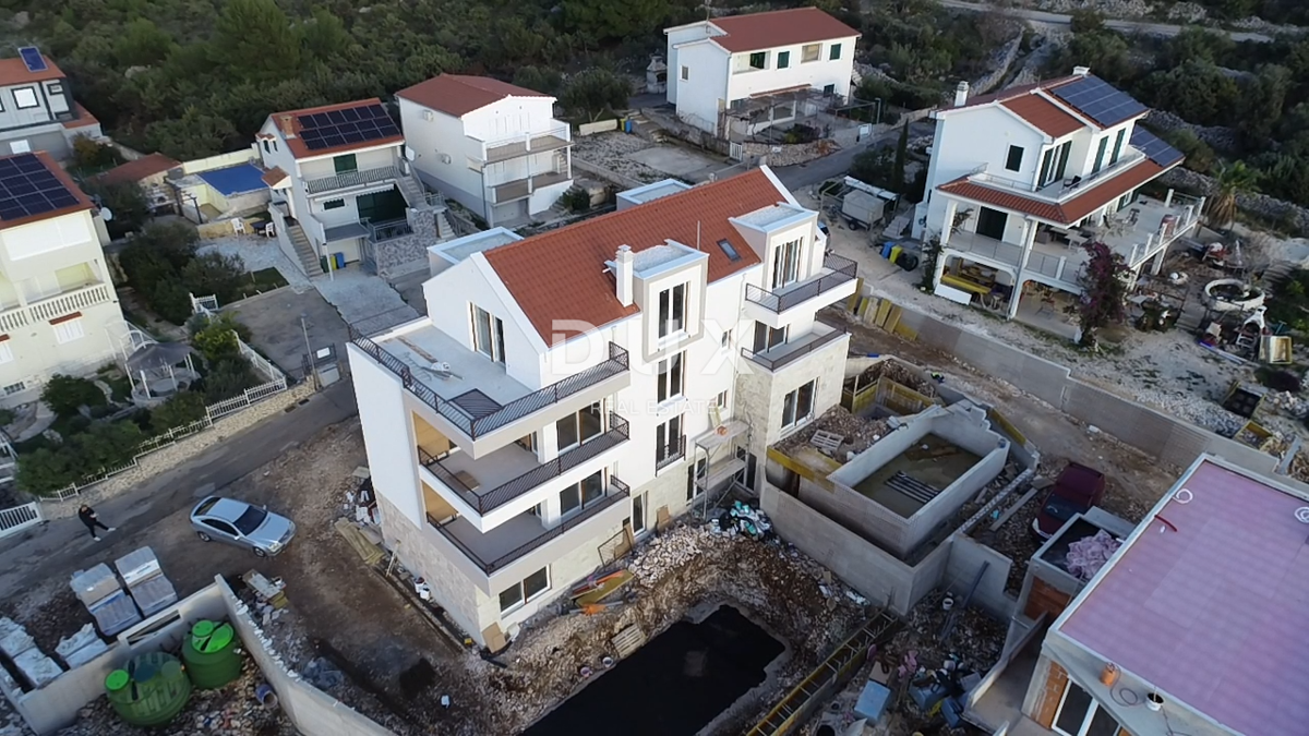 ROGOZNICA, STIVAŠNICA – Appartamento al piano terra con piscina e vista mare