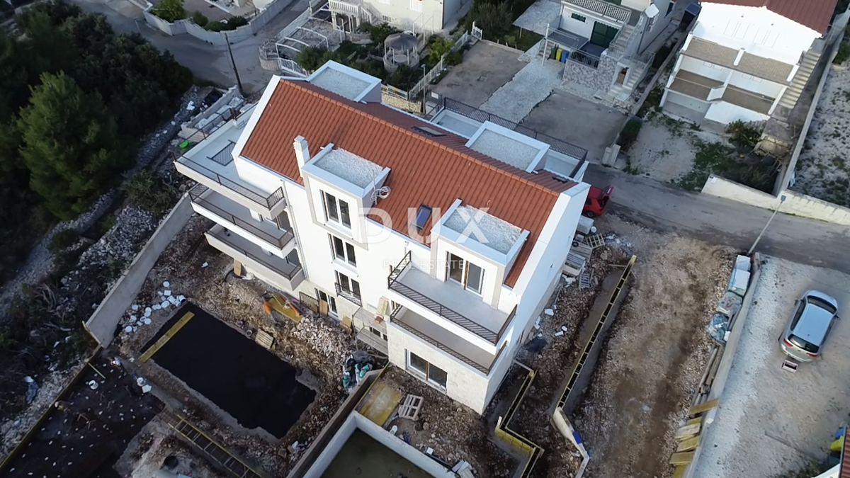 ROGOZNICA, STIVAŠNICA – Appartamento al piano terra con piscina e vista mare