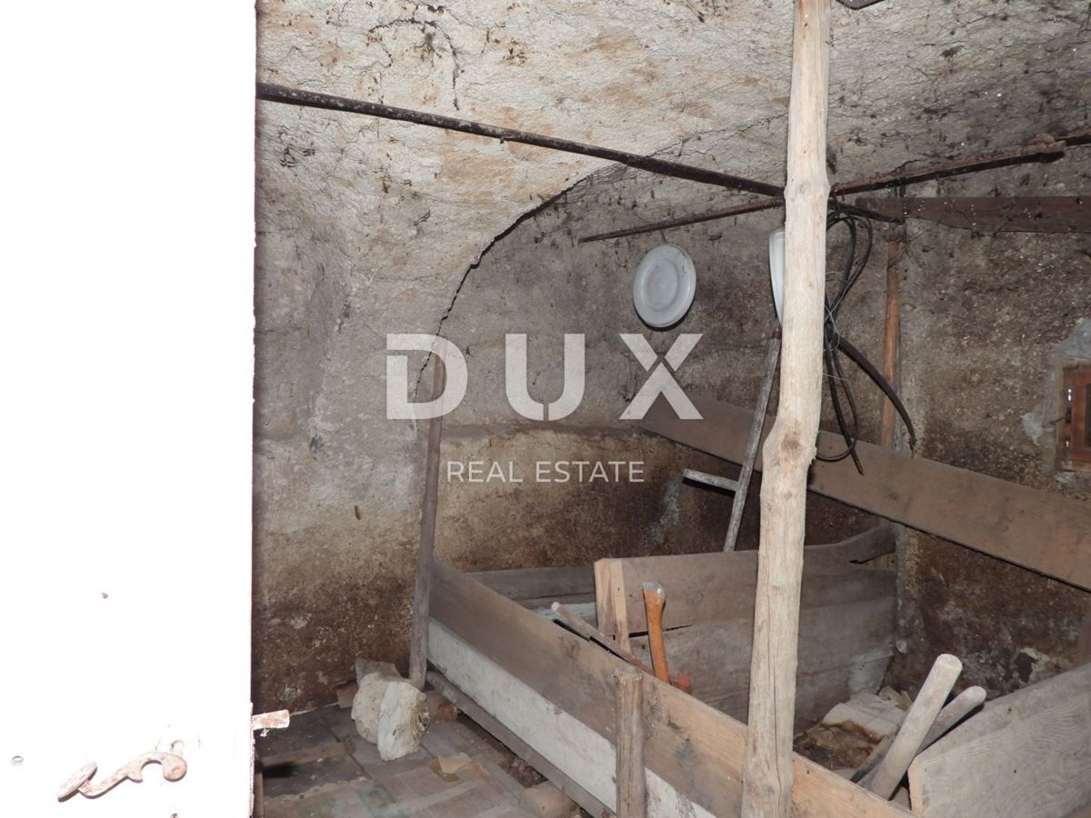 GORSKI KOTAR, SUNGER - terreno 9000m2 + vecchia casa + 2 annessi CON PERMESSO DI COSTRUZIONE!!